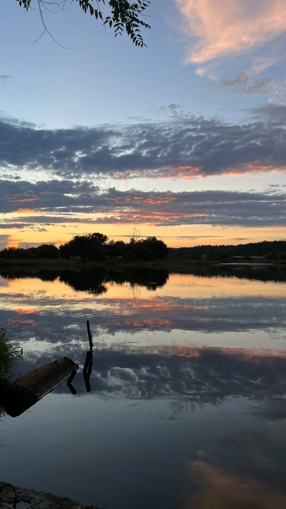 Закат над водой во время прогулки